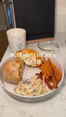 Buffalo chicken wrap time #buffalochickenwraps #eating #mukbang #food #Foodie #foodtiktok #FoodTok #yummy #foodies #eatingshow 