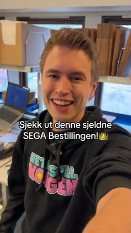 Sjekk ut denne SJELDNE SEGA Bestillingen! Kjempetøffe Retrospill for en enhver samler👑 #letspackanorder #tiktoknorge #norge #retrogaming #nostalgi #pakkevideo #sega #retrospill #gaming #fyp 