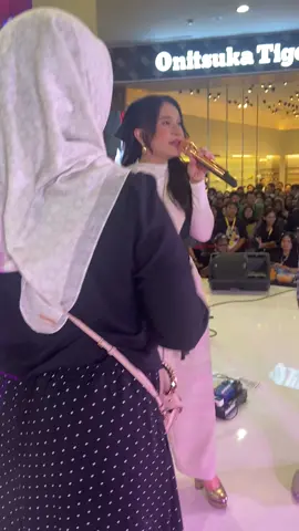 update laginya pas nyanyi sm teh ocha lagii😭❤️👊🏻 terlalu berharap 2024 upgrade version (udah satu panggung guys setelah 2 taun omg nangisss!!) #foryou #rossa @Rossa 