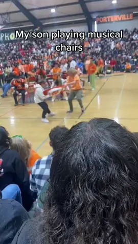What a EPIC move 😲 (via @Liz Ruiz) #peprally #musicalchairs #schoolisback 