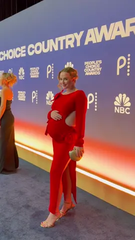 tysm @People’s Choice Awards 💖 what an amazing show! 