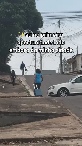 Eu na primeira oportunidade indo embora da nossa cidade😂 . #meme #viraltiktok #indoembora 