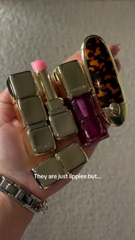 But they are the most gorgeous lippies 💋 Not only the Rouge G that stole our hearts but I also love the KissKiss line so so much… @Guerlain KissKiss Bee Glow Balm in ‘rose’ , Bee Glow Oil in ‘lavender’, Rouge G Lipstick in ‘le grège rosé’ #lipstick #lipbalm #luxurymakeup 