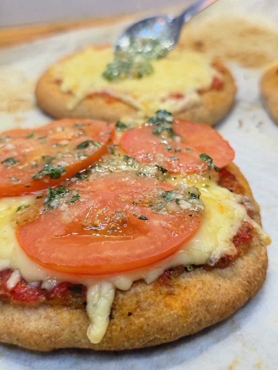5 DÍAS, 5 RECETAS INTEGRALES!  DÍA 5: pizzetas😍 Receta👇🏻 📌Ingredientes (para 6 unidades aprox): 👉🏻Masa: 300gr harina integral • 1/2cdita sal • 5gr  levadura seca/10gr fresca • 180cc agua tibia (aprox) • un chorrito de aceite. 👉🏻Extra: queso muzzarella • toppings.  📌Preparación:  👉🏻Hacer la masa con los ingredientes.  Dejar descansar por media hora.  Pasado ese tiempo, dividir la masa en bollitos, dejar descansar por unos minutos.  Estirar los bollitos formando la pizzeta, colocar en una placa aceitada, pintarla con salsa y dejar descansar por unos minutos más.  Hornear a 200° por unos 5-10 minutos.  Fuera del horno, agregar más salsa, queso muzzarella, y los toppings que más te gusten.  Mandar al horno nuevamente hasta gratinar.  Y listo!  Seguime para mas recetas🤪 ----------- #pizza #pizzalove #Receta #Recipe #recetasfaciles #cooking #tiktok #viraltiktok #instafood #comidacasera #pizzacasera  #cook #cocina #deli #food #Foodie #cocinaninja #ilovepizza  #endospatadas  #creatorsearchinsights 