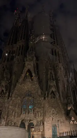 It looks scarier at night #barcelona #sagradafamilia #travel #zybca 