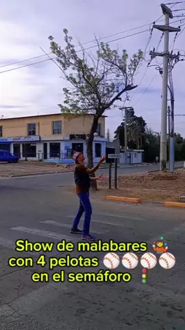 Show de malabares 🤹 con 4 pelotas ⚾⚾⚾⚾ en el semáforo 🚦 #malabares #malabarista #malabarismo #juggling #semaforo #showdemalabares #4pelotas #4balls #4ballsjuggling #jugglingballs #jugglingball #artecallejero #artistacallejero #argentina🇦🇷 