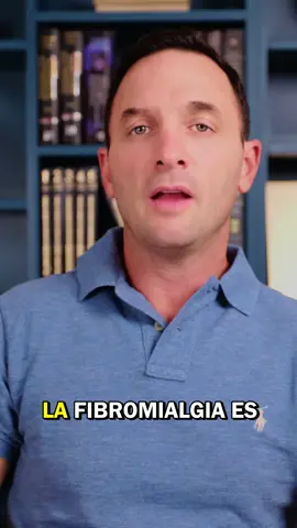 ¿Te Sientes Sin Energía? La FIBROMIALGIA Apaga Tu Cuerpo 😣  • • La fibromialgia es como un apagón energético 🔋. El cuerpo se queda sin energía, y nos sentimos paralizados 😣. ¿Por qué ese dolor en los músculos y el cansancio extremo? 🤕 La respuesta está en las mitocondrias, nuestras fábricas de energía 🧬. Cuando hay un “corte eléctrico”, el cerebro no comprende bien las señales de dolor y empieza la fibromialgia. Este desajuste en la comunicación entre el cuerpo y el cerebro es clave para entender el dolor constante. Conociendo esto, podemos enfocarnos en cómo tratar la fibromialgia de manera efectiva 🌿✨. #Fibromialgia #DolorCrónico #Cansancio #Mitocondrias #Energía