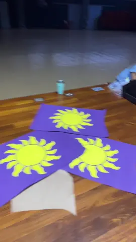 Montando un año mas la escenografia con las alumnas de magisterio. Adivinen ¿Qué obra presentaremos este año?  #díadelniño #miprimerachamba #maestras #teachers #theater 