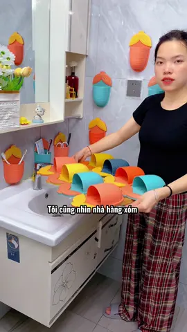 Dán một vài giá đựng ngô lên tường bồn rửa, mặt bàn sẽ sạch sẽ và gọn gàng hơn rất nhiều. Phía dưới có thể thoát nước sạch sẽ và gọn gàng!! #tienich #giadungdohinhngo #thietthuc #creatorsearchinsights #giadungphongtam #jizonguyen 