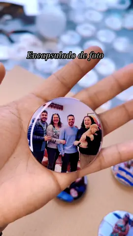 Imán de 6.5 cm. Llavero de 5 cm doble cara. Todos personalizados, solo envíanos tus fotos y nosotros nos encargamos.  Gracias por seguir confiando en resinando. Dios mes bendiga.  #iman #llaverosdefoto #encapsuladosdefoto #hermoso #personalizado #llaveros #cuadrospersonalizados #resinaepoxica #fyp #fyd #emprendedor #esfuerzo #gratitud 