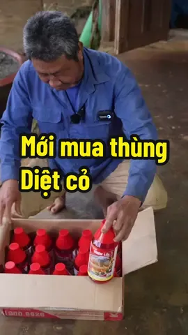 Mới mua được thùng diệt cỏ, chăm sóc vườn cây