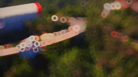 Cầu Vàng Đà Nẵng - Một kiệt tác giữa trời xanh! Cây cầu nổi bật với đôi bàn tay khổng lồ vươn lên từ rừng núi, tạo nên khung cảnh vừa hùng vĩ, vừa ấn tượng. Không chỉ là điểm đến hấp dẫn để sống ảo, mà còn mang đến tầm nhìn toàn cảnh tuyệt đẹp của vùng núi Bà Nà với độ cao hơn 1400m. #okvoiztravel #dulich #dulichvietnam #danang #dulichdanang #caubantay #cauvang #fyp #virał