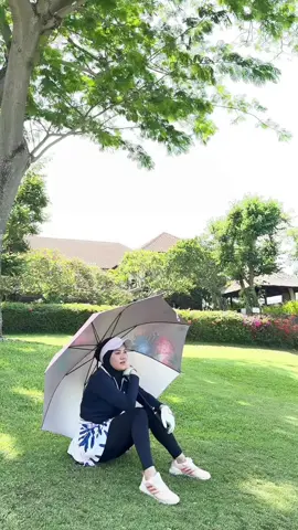 Bersaing??  Bahkan melirikmu saja aku tdk berminat😅😅😅