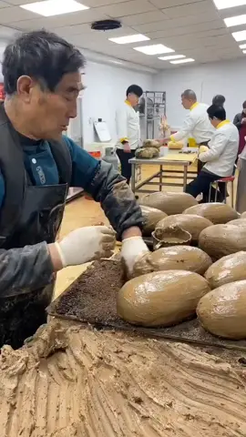 Making chicken in lotus leaves and traditional ovens in China