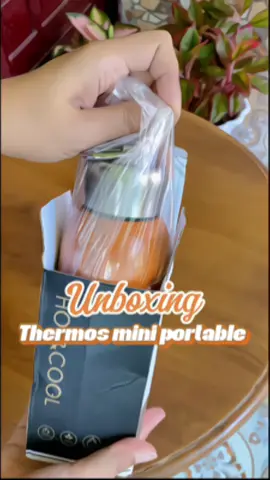 Pas banget ukurannya buat bawa kopi🫶🏻 atau buat bekal susu anak juga bisa biar tetep hangat🥰 #thermosmini #termosmini #tumblermini #botoltahanpanas 