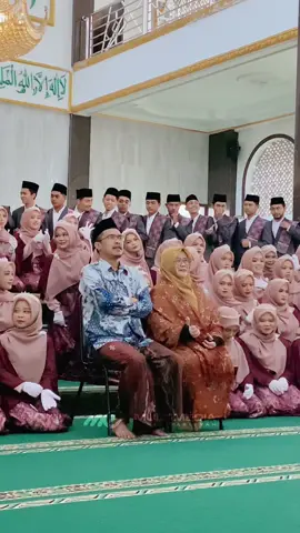 Foto bersama peserta Bilghoib 30 Juz dengan Dzurriyah. #santri #al_asyariyyah #alasyariyyah #pptqalasyariyyah #santrialasyariyyah #santrialasyariyyahwsb #santriwonosobo #kalibeber #mojotengah #wonosobo 