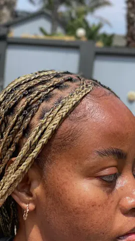 Convenience and comfort for maintenance day with @Rooom Mobile Salon  #braids #rooommobilehairdressers #blondehair #blondebraids #simphiweemb #fyp #explore 