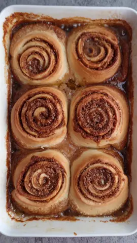 Cinnamon rolls aux noix de pécan  pour la garniture :  150g de noix de pecan  150g de beurre mou 100g de sucre complet  vanille 2g de sel 2càc de cannelle  50g de crème entière  hacher les noix de pécan, ajouter y le sucre, la vanille, le sel, la cannelle. ajouter la crème et le beurre et mélanger  étaler sur le pâte, enrouler puis découper en 6 déposer dans un moule beurré, laisser lever les brioches jusqu'à ce qu'elles doublent de volume. verser 100g de crème fluides entre les brioches puis enfourner pour 25min à 180°c pour le glaçage :  150g de fromage à tartiner à température ambiante  60g de beurre à température ambiante  20g de sucre glace  1càs de crème entière chaude fouetter tout à vitesse moyenne jusqu'à ce que le mélange devienne homogène. 🇬🇧 Cinnamon rolls with pecan nuts for the filling: 150g pecan nuts 150g softened butter 100g whole sugar vanilla 2g salt 2 tsp cinnamon 50g whole cream chop the pecan nuts, add the sugar, vanilla, salt, cinnamon. add the cream and butter and mix spread on the dough, roll up then cut into 6 place in a buttered mold, let the buns rise until they double in volume. pour 100g of liquid cream between the buns then bake for 25min at 180°c for the icing: 150g of cream cheese at room temperature 60g of butter at room temperature 20g of icing sugar 1 tbsp of hot whole cream whisk everything at medium speed until the mixture becomes homogeneous.