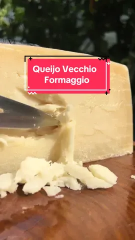 🧀✨ O Queijo Vecchio Formaggio, produzido em Lageado Grande-SC pela Casa Bianchi, é uma verdadeira obra-prima, inspirada no clássico Manchego italiano. Com 180 dias de maturação sobre tábuas de cedro, ele entrega um sabor intenso e uma textura amanteigada, repleta de notas amadeiradas e um toque de doçura. Ideal para quem aprecia queijos de ovelha envelhecidos! 🍷 Harmonize com vinhos tintos encorpados, como Barolo ou Amarone, ou explore cervejas do estilo Belgian Dubbel. Acompanhado de frutas secas e um fio de mel, o Vecchio Formaggio vai transformar sua mesa. Experimente em risotos e massas para um toque final irresistível. 🛒 Encomende o seu agora pelo link na bio e garanta essa joia na sua mesa!  #QueijoArtesanal #VecchioFormaggio #HarmonizaçãoPerfeita #QueijosDeOvelha #CasaBianchi #EncomendeAgora #Fusqueijão