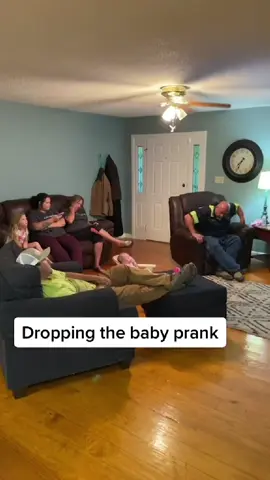 Lol #scared #scareprank #pranks #prank #funny #funnyvideo #funnyvideos #funnymoments #fail #fyp 