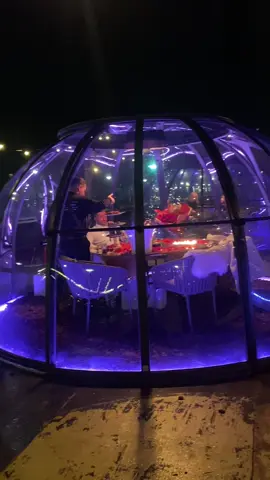 Wilt u er tussen 21 oktober en 14 februari er nou ook een keertje zo bij zitten? Reserveer dan snel via onze website voordat het te laat is. Link in bio. Hopelijk zien we u hier snel!! 🫶🏼🫶🏼 #fy #fyp #foryou #foryoupage #bonbinisaus #IGLO #dinner #shareddining #romanticdinner #iglo 