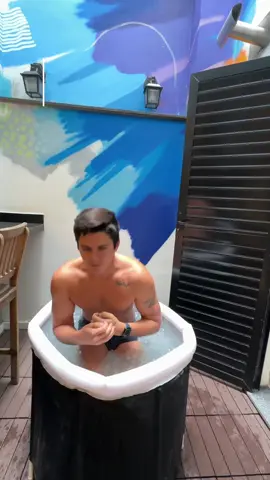Primeira vez na banheira de gelo com a respiração do método Wim Hoff. Essa respiração é uma sequela de 40 inspirações e expirações rapidas, seguido de 1 minuto e meio de apneia com os pulmões vazios, e mais 30 segundos de apneia com pulmões cheios. Repetimos esse processo 4 vezes antes de entrar na banheira. Fiquei cerca de 4 minutos no gelo, e mais 4 minutos fazendo esse exercício de aquecimento do corpo. Gostei muito da experiência toda e com certeza vou fazer mais vezes.  #falodeproposito 