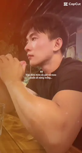 Em là bí mật của anh, là một người anh chỉ muốn giữ cho riêng mình. Là người dù anh biết có yêu thương thế nào cũng không thể bên cạnh được. Anh giữ em trong một góc nhỏ tim mình, nơi ấy vừa vặn chẳng ai chen vào được. Đó là sự ưu tiên, là ngoại lệ của anh. Tháng năm sau này, câu chuyện về em vẫn là một bí mật mà anh giữ lại. Thương một người không nhất thiết phải bên cạnh người ấy. Thương một người là khi ta chấp nhận vui cho niềm vui của người đó, buồn cho nỗi buồn của người đó. Là khi ta biết lùi lại phía sau đề người đó được êm ấm thay vì bước bên nhau với những tháng ngày chông chênh, vô định. Thương một người, là thật tâm mong người đó một đời an yên! Đến sau cùng, em vẫn là bí mật của anh, là một người mà anh biết cả cuộc đời này chỉ có thể nhớ thương trong thầm lặng. #st 