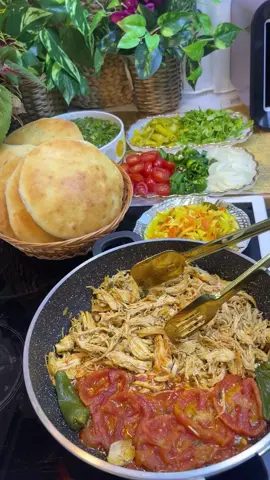 تحياتي ورداتي اطيب شاورمه دجاج  يصر طريقه للحم  نحمس وجهتين مع زبده  بعد فلفل حار ببريكا كاري ملح ماء حار قياس ماء حتى يستوي صدر او  لحم  بعد نقطعها  نضيف زيت طماطه  فلفل  ملح  ان شالله يعجبكم  سڵاو گوڵەكانم شاورمەی مریشك  هەردوو ڕوەكەی جوان. سوركەینەوە  لەگەڵ كەرە بیبەری تون خوێ  پەپریكا كاری  ئاوی پێویست   بەدڵی خۆتان تەماتە بیبەر هیوادارم. بە دڵتان بیت