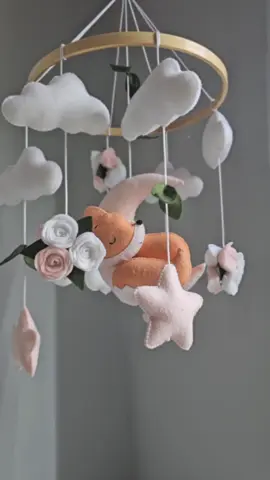 Móbile raposinha 🦊💗 Já conhece nossos móbiles? Nossas lindezas são confeccionadas a mão, detalhe por detalhe, com todo o carinho e cuidado que os pequenos merecem ❤️ 📲 Mais informações: WhatsApp (21) 98193-6396 (Link direto na Bio) . . . #quartodebebe #quartoinfantil #decoraçãoinfantil #maternidade #enxovaldebebe #bohodecor #mobileberço #feltropersonalizado #feltro #mamaedeprimeiraviagem #mamae #mamaeansiosa #bebê #gravidez #grávida #gestação #gestante #maternidade #maedemenino #maedemenina 