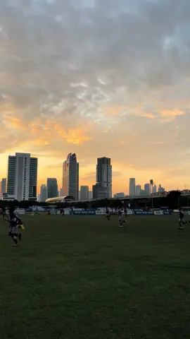 Kangen masa-masa main bola pluit akhirnya Adzan Maghrib, tebak lokasi. #footballtiktok #sunset #sepakbola