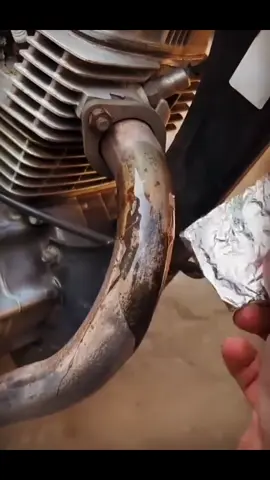 Veja como limpar escapamento usando papel alumínio  #moto #carro #novidadesevariedades #mecanica #carrorebaixados 
