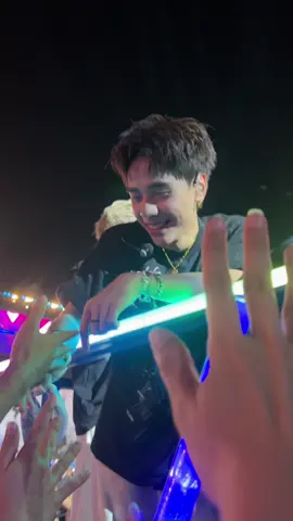 Huhu gần quá đã quá, đã chạm vào rùi kkk  #anhtraisayhi #atsh #quanghungmasterd #concertatsh2024