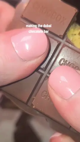 crunchy #dubaichocolate #dubaichocolatebar #pistachio #pistachiochocolate #chocolatebar #diykit #fungift #tiktokmademebuyit #asmr 