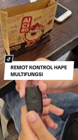 Emang sekarang zaman udah canggih, pake remot aja udah berasa hidup di tahun 2100😭 #remotecontrolhape #wirelessremotecontrol 