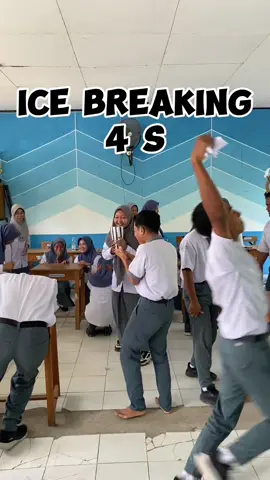 Ice Breaking 4 S (Sakit, Sekat, Sikut, Sikat) Ice breaking ini juga sangat seru digunakan dalam sela2 pembelajaran.  Sakit = siswa memegang perut Sekat = siswa menghubungkan dua jari telunjuk Sikut = siswa memegang siku Sikat = siswa mengambil kertas Nah, siswa yang mengambil kertaslah yang menjadi pemenangnya.  #icebreaking #4s #guru #siswa #sakitsikutsekatsikat 
