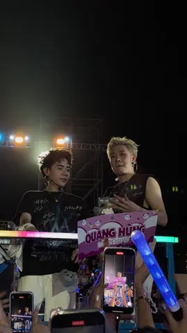 Giao lưu với bộ trưởng mảng miếng và ông hoàng ngôn ngữ 🤣. Concert Anh trai say hi. #quanghungmasterd #duongdomic #concertanhtraisayhi #anhtraisayhi #atsh #vieon #xuhuong2024 #viral_video 