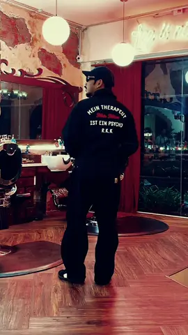 HHMG !!! Bạn nghĩ barber ở 4RAU sẽ mặc những gì ? ... #hahien #OOTD #hahienmacgi #outfitcheck #carhartt #StreetStyle #streetwear #vietnam 