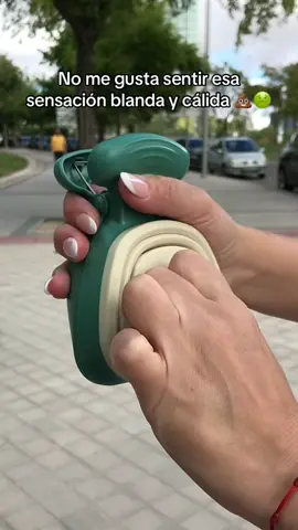 Asi son los regalitos de nuestros amigos 💩🐶 #perros #perras #productosparaperros #accesoriosparaperros #cuidadocanino #mascotas #dogs . . . Ahora es mas facil y sin ensuciarte las manos. Este recogedor de caca para perros hara que tus paseos sean simples. Mejora tu rutina con tu mascota y sus excrementos