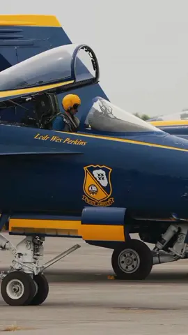 merasa keren... Blue Angels adalah tim Aerobatik Udara dari Angkatan Laut Amerika Serikat yang awalnya dibentuk sejak tahun1946,menjadikannya tim aerobatik udara tertua kedua setelah tim aerobatik udara dari Perancis, Patrouille de France yang dibentuk pada tahun 1931. Para pilot Blue Angels' McDonnell Douglas F/A-18 Hornet (nomor 1–6) saat ini diterbangkan para penerbang tim aerobatik udara yang terdiri dari 5 orang pilot AL AS dan 1 orang dari Korps Marinir Amerika Serikat. #trend #fypシ゚ #mood #blueangels #usnavy #airforce #foryoupag #aviation #avgeek #militarylife #moots? #usa🇺🇸 #pilot #xzyabc #4u #justaplane #aerobatics 
