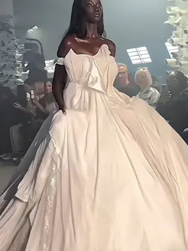 #AnokYai’s „Runaway Bride” for #vetements (sugested by @esther ) #ssb25 #Runway #catwalk #beautifull #beauty #flowy #viral #horsewalk #blowup #wedding #weddingdress #amazing #modeling #model #whitedress #runawaybride #gorgeous 