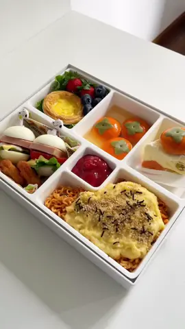 Making Bento with me #yougurt #yougurtbowl #asmrsounds #asmrtiktoks #making #lunch 