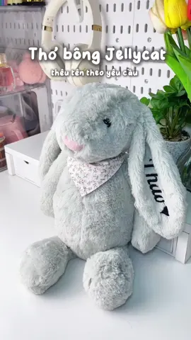 Thỏ bông Jellycat thêu tên theo yêu cầu 🐰✨ #thobongtheuten #jellycat #gaubongtho #thobunny #thobong #thotheuten #quatang #quatangnguoiyeu #cute #loveyou #thaothichriviu #xhtiktok #xh #fyp #muataitiktokshop #foryoupagе 