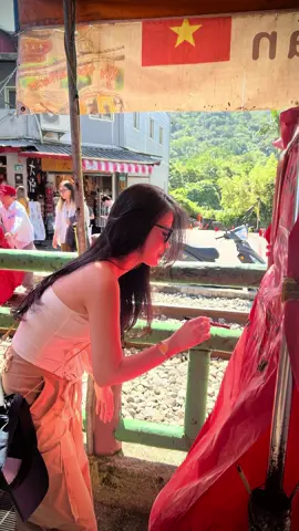 Nhất định phải đi thả đèn lồng ở phố cổ Thập Phần nhé ❤️🫶🏻 #viviandaily #dulich #dailoan #taiwan #tvhk #cabincrew #tiepvienhangkhong #layover #crews #bambooairway #denlong #jiufen #taipei #taoyuan #viral#virtsearch #vacation #relax #enjoy #ancienttown #pingxi #shifen #phocothapphan#phocochchaua 
