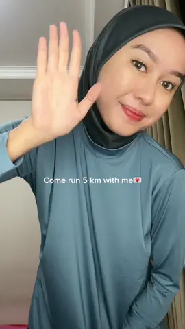 Eloo warga tiktok back again with me, hari ini perdana lari pake sendalll😆 jujur awal2 aneh rasanya tapi okelaa not bad