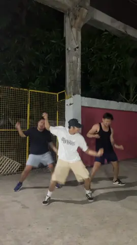 fave trio🫶🏻  w/ @eybisidi @Eaaaaarl  (dc: idol @Mikko Bodo ) #fyp #foryoupage #dance #trend 