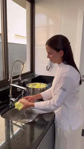Já sabia como lavar seus legumes da forma certa? 🥦🥬 Sempre lave dessa forma qualquer fruta ou legume que for consumir com a casca.  A água sanitária deve conter apenas Hipoclorito de sódio na composição (2,5%) sem alvejantes ou perfume.  #receitas #receitafacil #receitasimples #receita #receitacaseira #receitaspraticas#receitasquefuncionam #cozinhapratica #comida #comidadeverdade #comidacaseira #salada #legumes #fit #saude #receitasaudavel 
