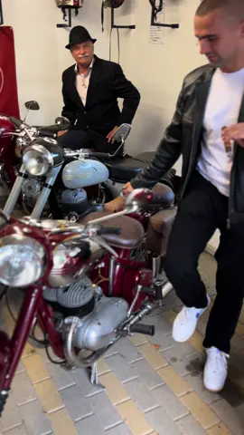 Dosť vysoký volnobeh 🏍️#dedkovabanda #jawa350 #2stroke #vintagemotorcycles #vintagestyle #velorex #repair #foryoupage #jawavintage #jawakyvacka #funnyvideo 