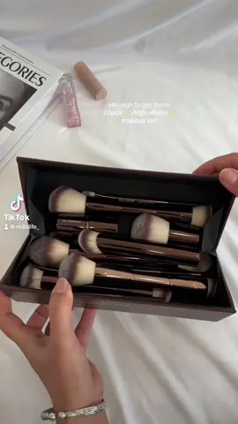 Literally caved again!! 🤍🫧 £20 only!! Really obsessed with it!!#TikTokMadeMeBuyIt #spotlight #foryoudays #makeupbrushes 