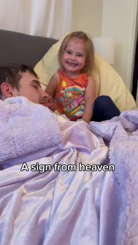 Jacob chose the most beautiful thing to give is a sign that he is here 🥹 Me and Blakely were watching videos of daddy and i never noticed until today. I miss you jacob🤍 #signsfromtheuniverse #signsfromheaven #fyp #foryou #rip #widow #lifeafterloss #butterfly 