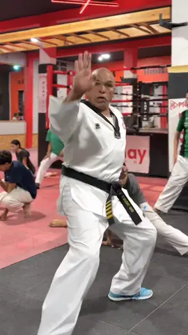 🚀 Vos ambitions méritent le meilleur accompagnement ! 🚀 Derrière chaque mouvement, chaque effort, se cachent nos coachs passionnés qui transforment vos entraînements en véritables succès 🌟. Ils sont bien plus que des guides, ils sont vos alliés, prêts à repousser vos limites avec vous, un pas après l’autre 💥💯. Avec eux, chaque goutte de sueur devient une victoire, chaque objectif un nouveau départ. Ensemble, on ne fait pas que s’entraîner… on crée l’extraordinaire 🤩🔥. 🏋️‍♀️ Ready to rise beyond? Let’s crush it! 💪 Pour plus d'informations contactez nous sur : 📍 Rue Dar Jgham, 2056, Raoued 📱 58 106 169 #PlayGym #PG #Fitness #fitnessmotivation #workout #gym #bodybuilding #motivation #fitnessaddict #GymLife #training